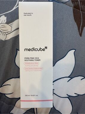 Medicube PDRN Pink Cica Soothing Toner - White/Pink